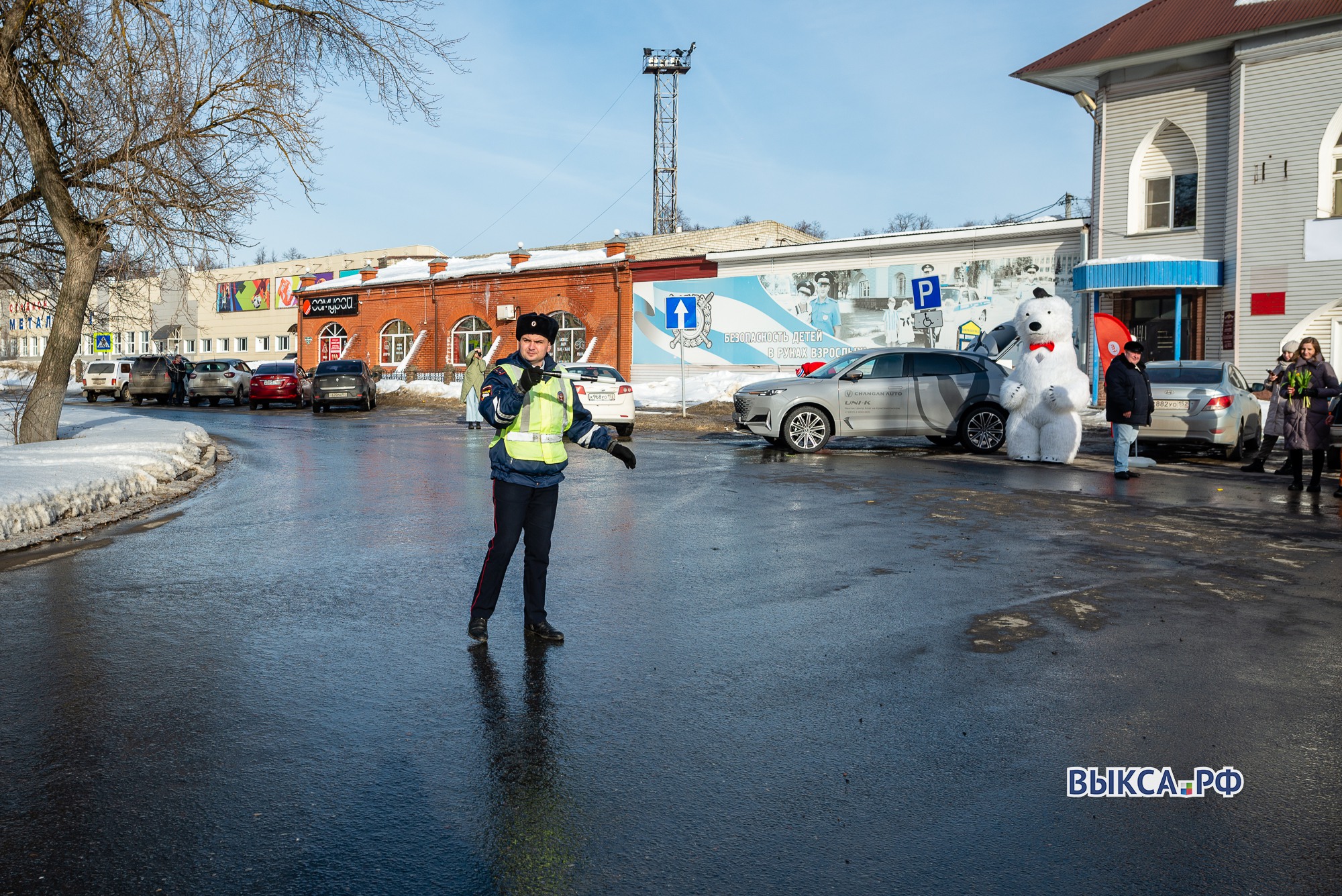 Остановитесь, вам цветы! Женщин-водителей и пассажиров поздравили с 8 Марта  ?